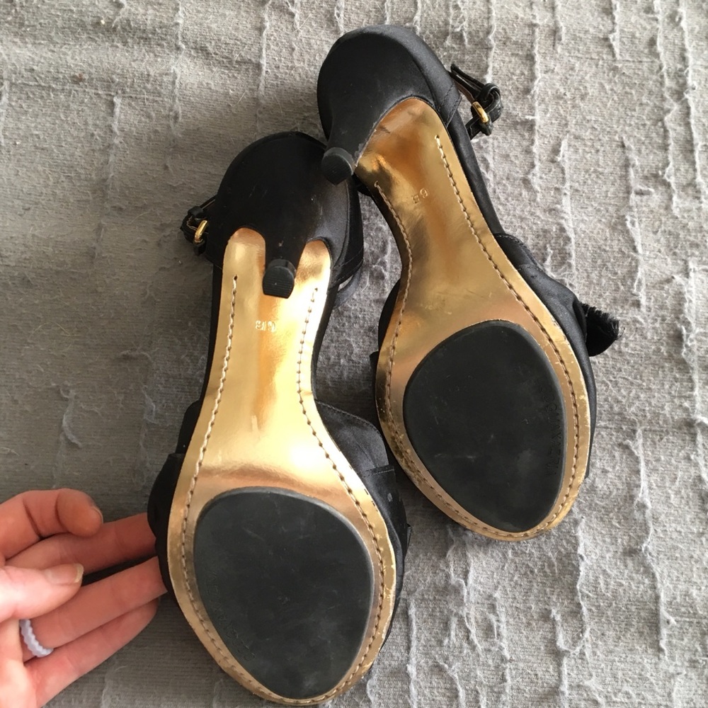 BCBG  black satin pumps Sz 6 - Picture 2 of 4